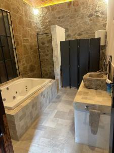 a bathroom with a bath tub and a sink at Casa del arrendador in Lagos de Moreno