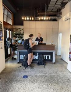 una donna è in piedi alla cassa di Big Backpackers Hostel a Sydney