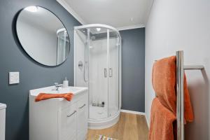 KhandallahにあるCosy Studio Retreat - Wellington Holiday Homeの洗面台と鏡のあるバスルーム