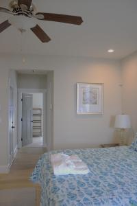 una camera da letto con un letto e un ventilatore a soffitto di 410B The King Neptune House a Virginia Beach