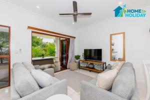 TV a/nebo společenská místnost v ubytování HideAway in Hermit Park Townsville