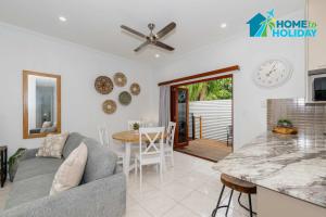 TV a/nebo společenská místnost v ubytování HideAway in Hermit Park Townsville