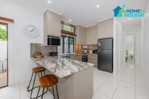 Kuchyň nebo kuchyňský kout v ubytování HideAway in Hermit Park Townsville