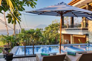 eine Terrasse mit Sonnenschirm und Swimmingpool in der Unterkunft Sinta Nusa Villa in Nusa Penida