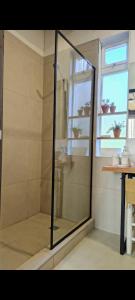 une douche avec une porte vitrée dans une salle de bain dans l'établissement Brasa Loft de Campo, à Colonia Las Rosas 12 autres photos
