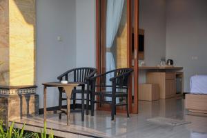 zwei Stühle und ein Tisch in einem Raum in der Unterkunft Sinta Nusa Villa in Nusa Penida