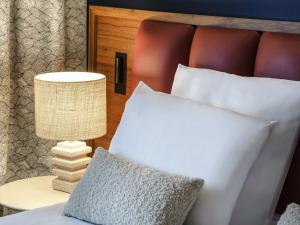 Un pat sau paturi într-o cameră la Mercure Caen Cote De Nacre