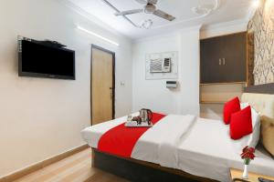 Una cama o camas en una habitación de Hotel O Radhey Shyam Inn