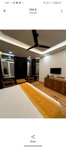 Μια τηλεόραση ή/και κέντρο ψυχαγωγίας στο Varlaxmi Vatika