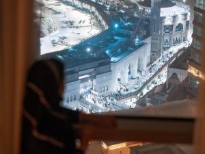 メッカにあるプルマン ザムザム マッカの夜の建物の最上階からの眺め +44枚の写真
