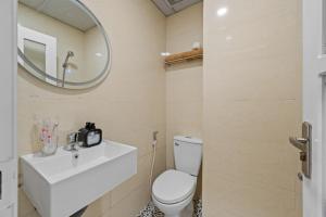 un bagno con un water bianco e un lavandino di Bao Chau Hotel a Da Nang