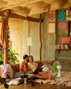 un hombre y una mujer sentados en un sofá en Wonderland, en Siquijor