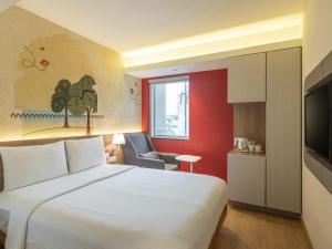 TV a/nebo společenská místnost v ubytování ibis Mumbai Airport - An Accor Brand