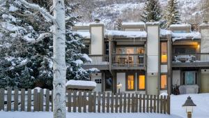 Το Vail Vista Mountain Retreat w Balcony Views Near Vail Ski Village τον χειμώνα