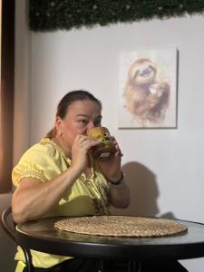 Nápoje v ubytování Zeus Guest house & Car Rental Free SJO Airport Shuttle-NATIONWIDE PRÍVATE SHUTTLE SERVICE