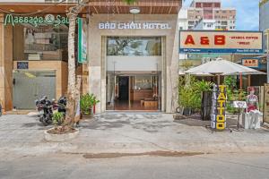 un edificio con moto parcheggiate di fronte di Bao Chau Hotel a Da Nang