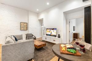 een woonkamer met een bank en een tafel bij The Saddlery-Southern Set-2 Units-Walk to Broadway in Nashville