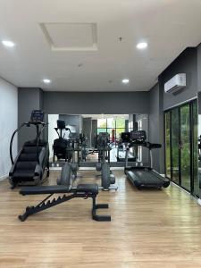 a gym with several treadmills and elliptical machines at Hotel tropical Manaus suite luxo in Manaus +11 photos