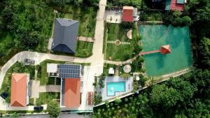 een luchtfoto van een huis met een zwembad bij Solaria Garden Sóc Sơn in Sóc Sơn