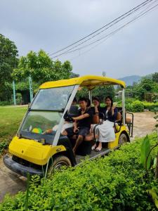 een groep mensen die in een golfkar rijden bij Solaria Garden Sóc Sơn in Sóc Sơn +67 foto's
