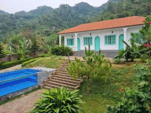 een huis met een zwembad ervoor bij Solaria Garden Sóc Sơn in Sóc Sơn