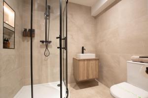 un bagno con doccia, WC e lavandino di Central Derby Town Luxe studio a Derby Altre 14 foto