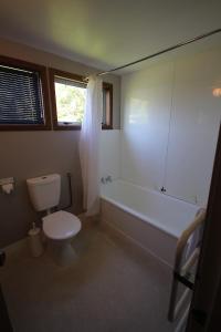Un baño con inodoro, bañera y lavabo. en 30 Harrogate Street, en Hanmer Springs 8 fotos más