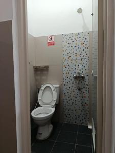 Ένα μπάνιο στο Srikandi Baru Inn Jawon