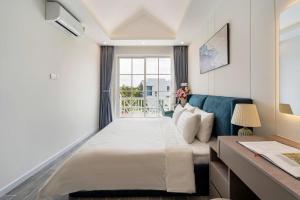 a hotel room with a bed and a window at Zenda Villa Novaworld Phan Thiết in Bình Tú +21 photos