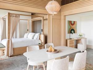 una camera da letto con un letto, un tavolo e delle sedie di Sofitel Dubai The Palm Resort & Spa a Dubai