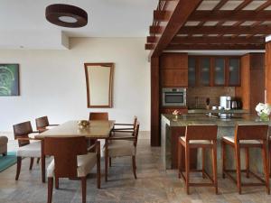 una cucina e una sala da pranzo con tavolo e sedie di Sofitel Dubai The Palm Resort & Spa a Dubai Altre 80 foto