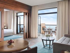 un soggiorno con letto e un tavolo di Sofitel Dubai The Palm Resort & Spa a Dubai