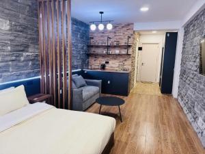 a bedroom with a bed and a couch in a room at Amazing apartment in mountaints, new gudauri in Itʼkhvisi +1 photo