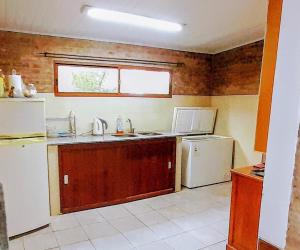 サンタ・テレサにあるCampito de Raúl, Eventos para 100 personas y alojamientoのキッチン(シンク、冷蔵庫付)、窓が備わります。 +20枚の写真