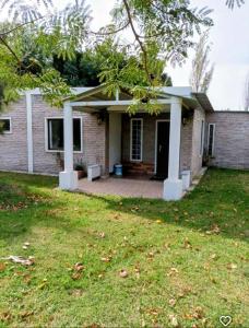 サンタ・テレサにあるCampito de Raúl, Eventos para 100 personas y alojamientoの煉瓦造りの家