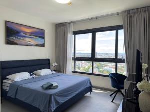 パタヤ・ノースにあるZire Wongamat Condoのベッドと大きな窓のある寝室 +19枚の写真