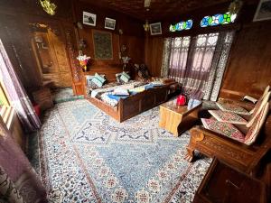 een woonkamer met 2 bedden bij Lake Raj mahal in Srinagar