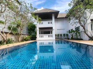 Πισίνα στο ή κοντά στο Phuket Leisure Time Hotel