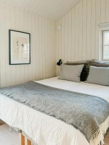 LjugarnにあるIsland Paradise Family-Friendly Near The Seaの壁に絵が描かれたベッドルームの大型ベッド1台 +32枚の写真
