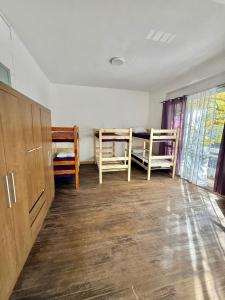 a room with two bunk beds and a large window at Espacio Zen in Paysandú