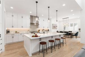 Η κουζίνα ή μικρή κουζίνα στο Breeze - Sparkling Pool - Mins to Old Town