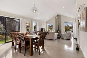 a dining room with a table and chairs at Modern Luxe Jacks Point Living in Queenstown Airport