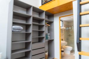 Un vestidor con estantes grises en un baño. en Sakura Haus, en Turrialba 133 fotos más