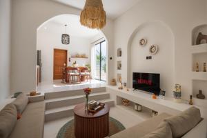 Posezení v ubytování Modest and Cosy 2bd Villa with Rooftop 4min to Cemagi Beach