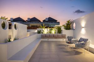 Posezení v ubytování Modest and Cosy 2bd Villa with Rooftop 4min to Cemagi Beach