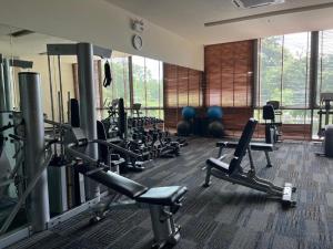 パタヤ・ノースにあるZire Wongamat Condoの- ジム(室内の多くのカーディオ機器付)