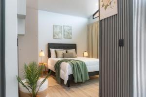 Un dormitorio con una cama con una manta verde encima. en Sakura Haus, en Turrialba