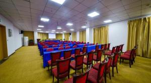 a conference room with red chairs and blue tables at PAI Hotel·Luoyang Dingding Bei Road Hongjin Logistics International Peony Garden in Luoyang