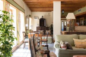 Uma rea de estar em Quinta Do Crestelo Aparthotel