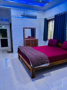Postel nebo postele na pokoji v ubytování Vruksha Stay Inn